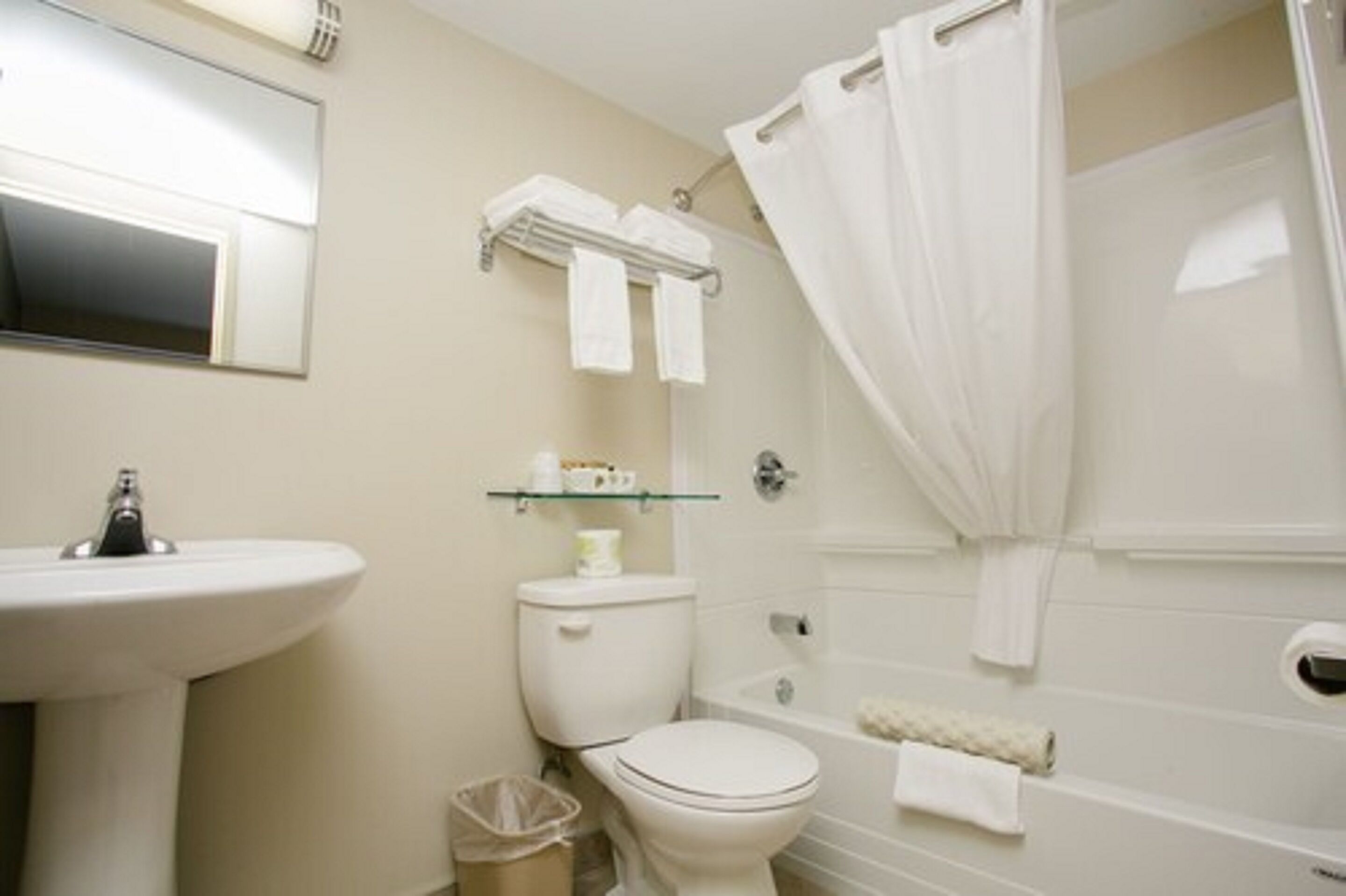 single room, 1 queen bed | bathroom | combined shower/bathtub, hair dryer, towels