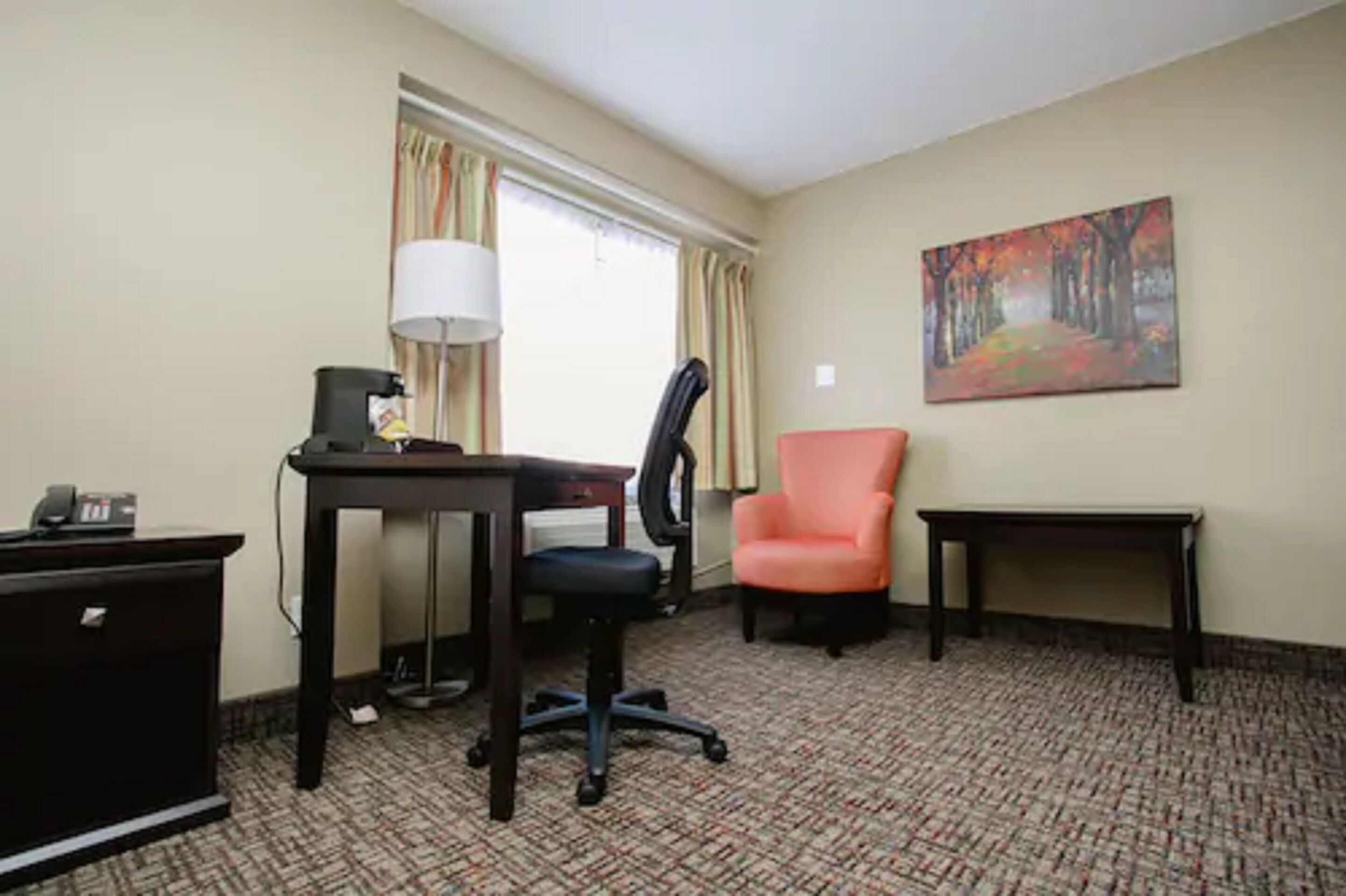 business suite | desk, free wifi, bed sheets