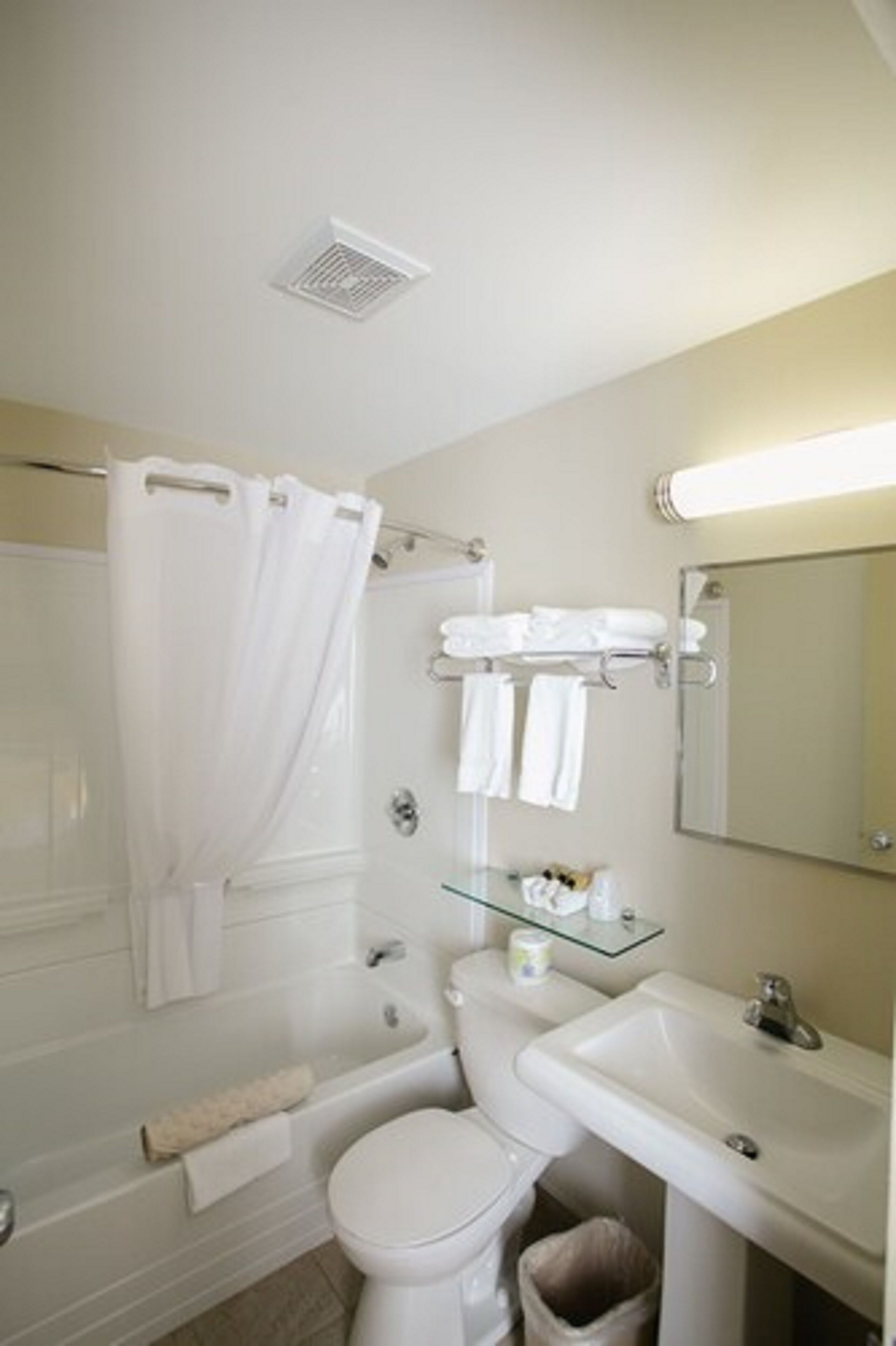 combined shower/bathtub, hair dryer, towels
