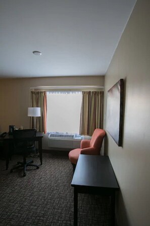 Business Suite | Desk, free WiFi, bed sheets - The Sleepy Owl (Fort Frances)