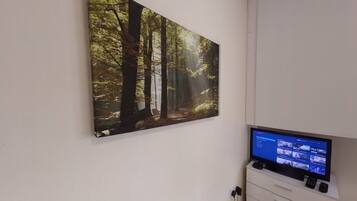 Standard Single Room, Shared Bathroom (Room 505) | Iron/ironing board, free WiFi