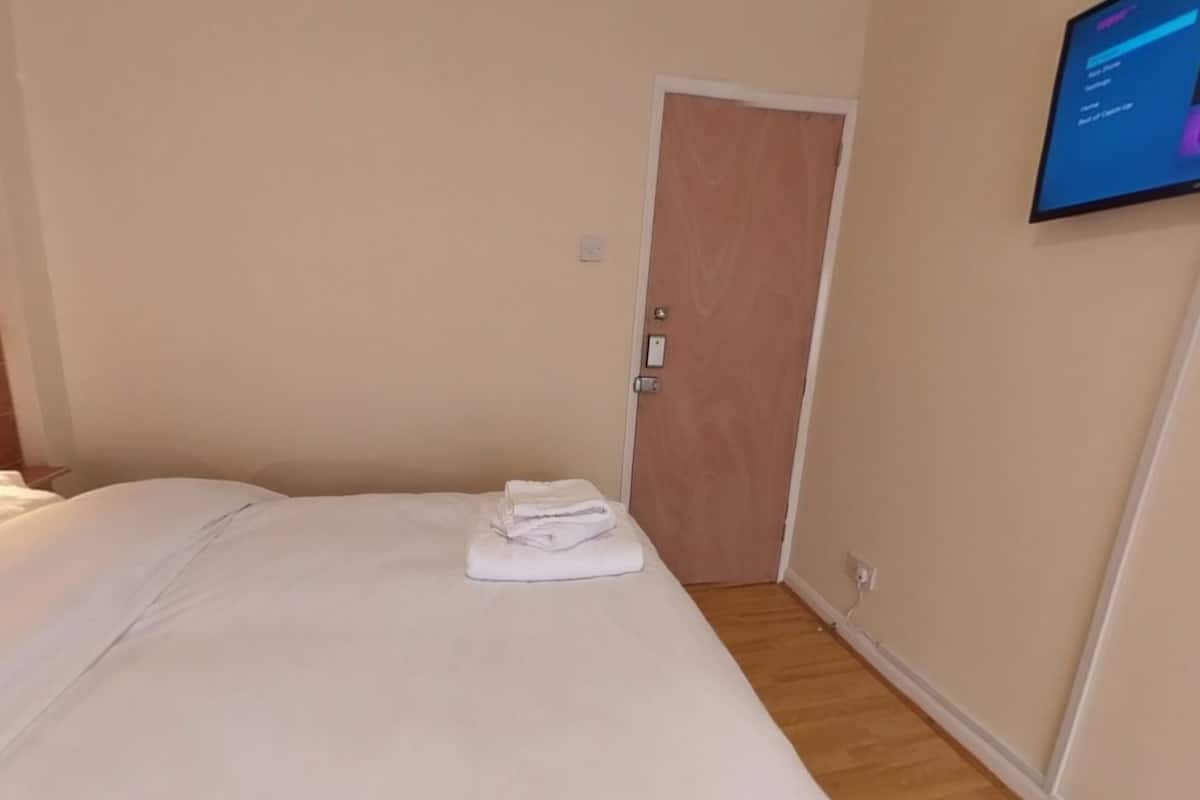 Standard Double Room, Shared Bathroom (Room 902) | Iron/ironing board, free WiFi