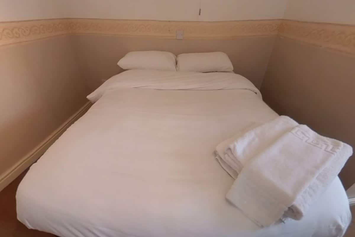 Standard Double Room, Private Bathroom (812) | Iron/ironing board, free WiFi