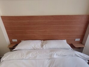 Chambre Double Standard, salle de bains attenante (Room 802) | Fer et planche à repasser, Wi-Fi gratuit