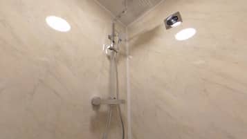Standard Double Room, Ensuite (Room 801) | Bathroom | Combined shower/tub, towels
