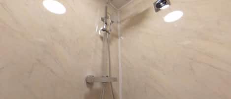 Standard Double Room, Ensuite (Room 801) | Bathroom | Combined shower/tub, towels