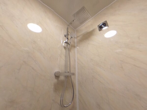 Chambre Standard double, salle de bain attenante (Room 801) | Salle de bain | Ensemble baignoire-douche, serviettes fournies