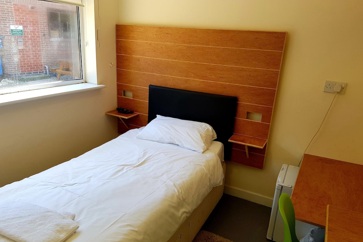 Basic Single Room, 1 Twin Bed | Iron/ironing board, free WiFi