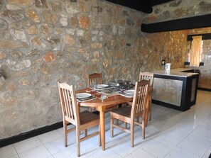 Casa de campo básica, vista al lago (Zomwe) | Cocina privada | Refrigerador, microondas y utensilios de cocina