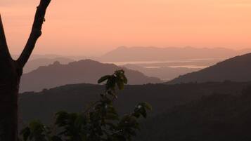 Basic Cottage, Lake View (Zomwe) | Front of property