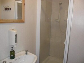 Double or Twin Room | Bathroom | Shower, towels - Sandra's Backpackers Hostel (Thurso)