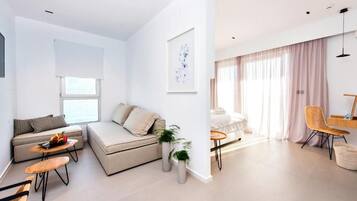 Junior Suite Sea View | Caja de seguridad en la habitación y escritorio
