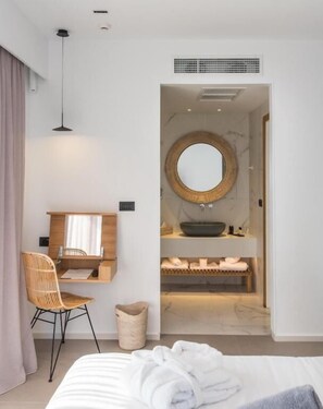 Junior Suite Sea View | 客房内保险箱、办公桌、熨斗/熨衣板、免费 WiFi
