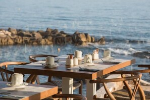 2 restauranter, der serverer morgenmad, aftensmad og brunch