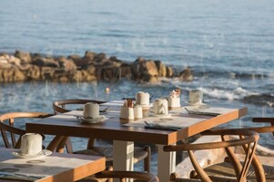 2 restaurantes; se sirven desayunos, cenas y brunches