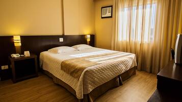 Roupas de cama premium, frigobar, escrivaninha