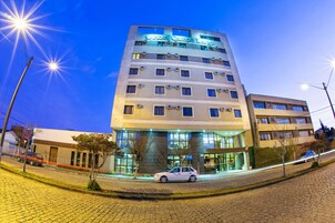 Fachada da propriedade à noite