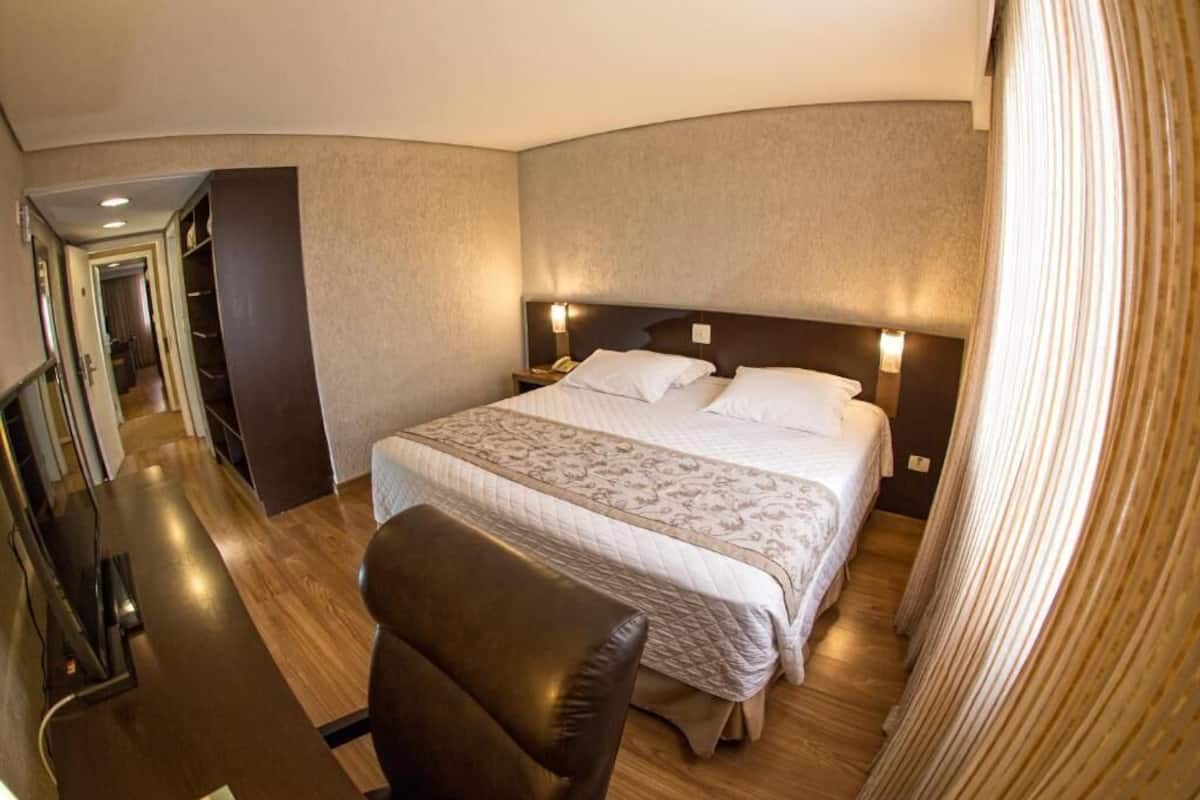 Sängtillbehör av högsta kvalitet, minibar och skrivbord
