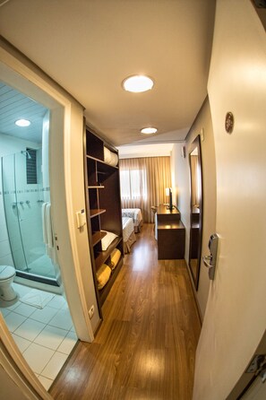 Shower, free toiletries, hair dryer, towels - Campo Largo Comfort Hotel (Campo Largo)