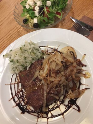 朝食 (オーダー形式)、毎日提供 (有料)