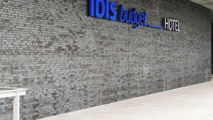 A hotel sign with the name "ibis budget" and the word "HOTEL" below it. - ibis budget Blankenberge (Blankenberge)