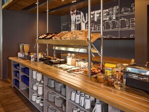 Bữa sáng buffet hàng ngày với phụ phí nhỏ 