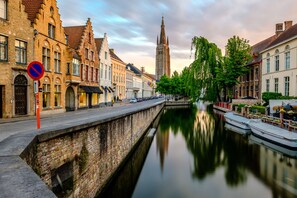 A canal with buildings on one side and a tower in the background. - ibis budget Blankenberge (Blankenberge)