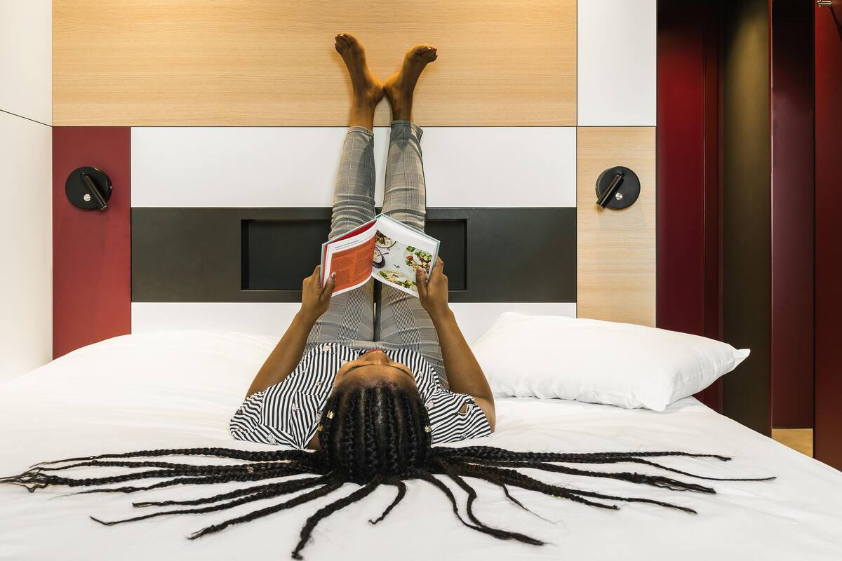 Rideaux occultants, chambres insonorisées, fer et planche à repasser