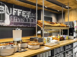 Desayuno buffet diario (EUR 15 por persona)