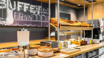 Petit déjeuner buffet servi tous les jours en supplément