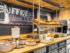 Petit déjeuner buffet servi tous les jours en supplément