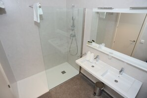 Junior Suite | Bathroom shower - Hotel L´Escala Centre (L'Escala)