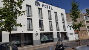 A modern hotel building with a white facade, multiple windows, and a visible entrance. - Hotel L´Escala Centre (L'Escala)