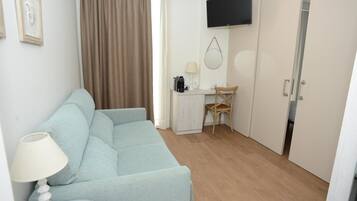 Een 32-inch flatscreentelevisie met kabelzenders en televisie