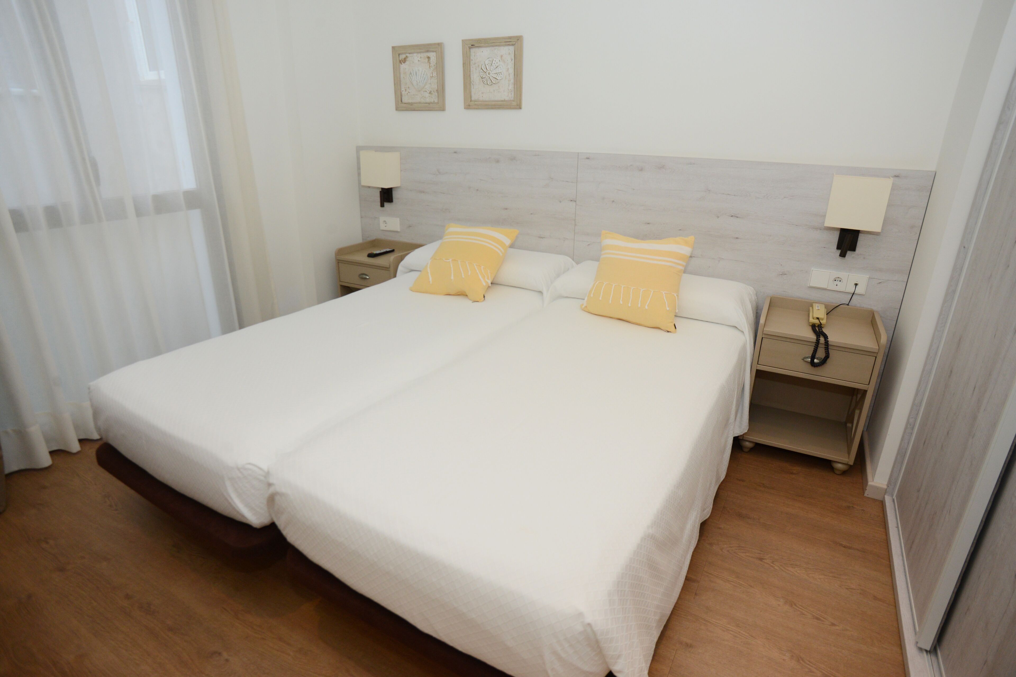 twin room | 1 bedroom, minibar, in-room safe, desk