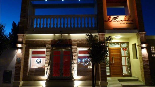 A hotel with a modern facade, a balcony, and a sign that reads "Hotel". - El Molle Hotel Boutique (Sarmiento)