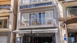 Un bâtiment sur lequel on peut lire les enseignes « Hostal Daffo Restaurant » et « Can Daffo ».