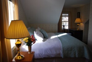 Room 5-ONE Queen Bed with Private Bath | Sängtillbehör av högsta kvalitet, duntäcken och skrivbord