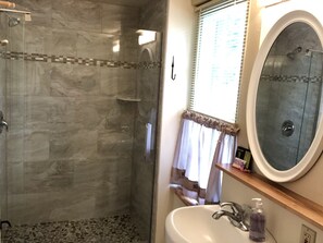 Room 2-ONE Queen Bed and Twin bed with Private Bath | Badrum | Dusch, gratis toalettartiklar, handdukar och tvål