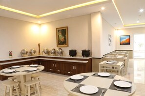 Desayuno buffet (IDR 100000 por persona) 