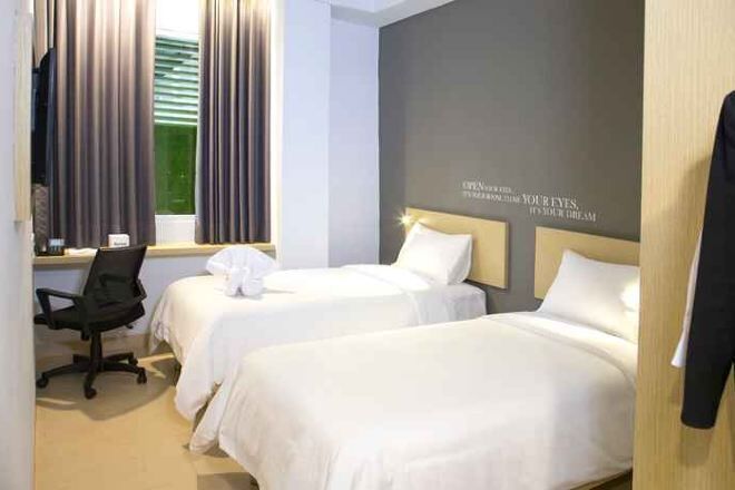 Cofres nos quartos, escrivaninha, roupa de cama