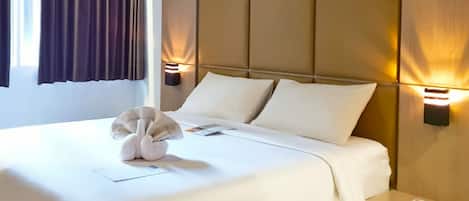 Habitación estándar, 1 cama matrimonial | Caja de seguridad en la habitación, escritorio y ropa de cama