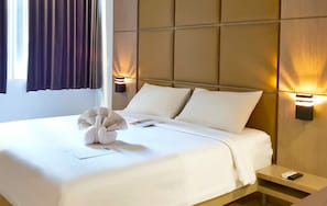 Habitación estándar, 1 cama doble | Caja fuerte, escritorio, ropa de cama