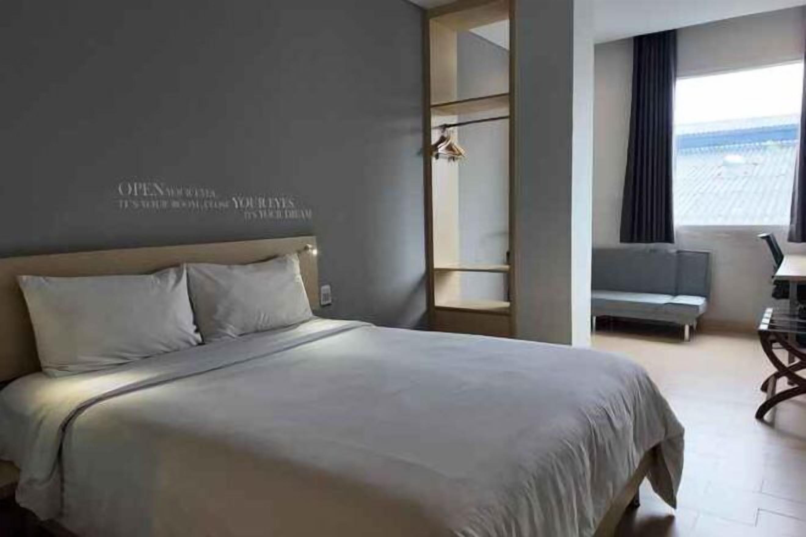 Cofres nos quartos, escrivaninha, roupa de cama