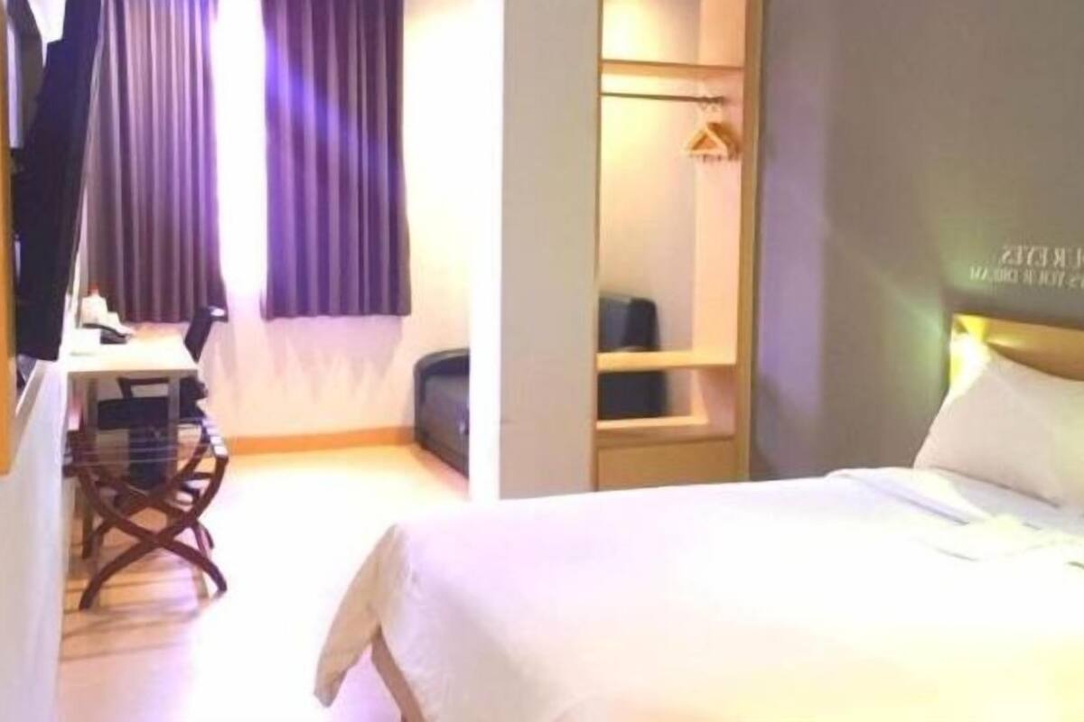 Caja de seguridad en la habitación, escritorio y ropa de cama