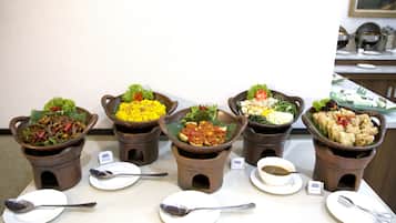Se ofrece un desayuno bufé (100000 IDR por persona)