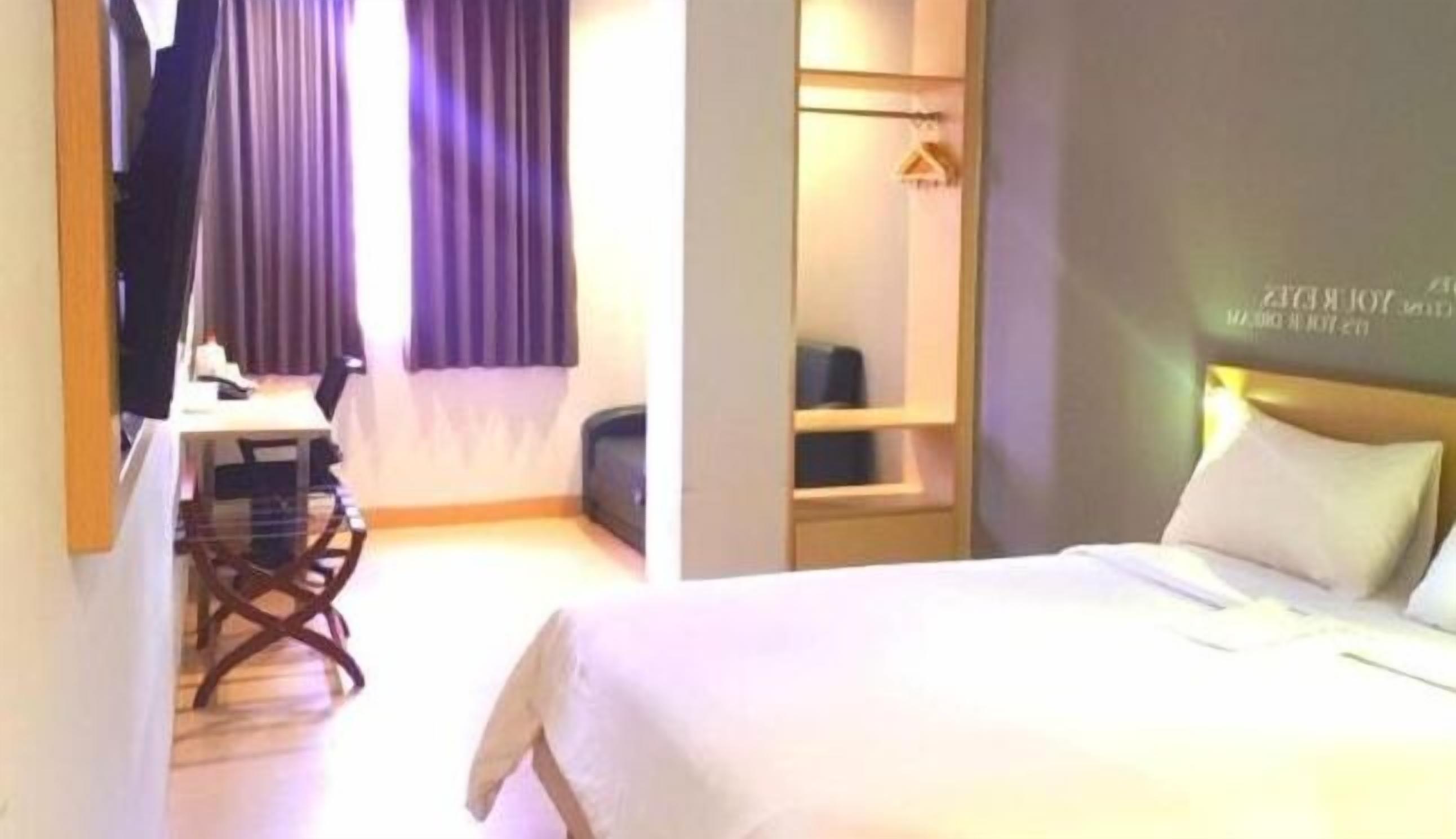 In-room safe, desk, bed sheets