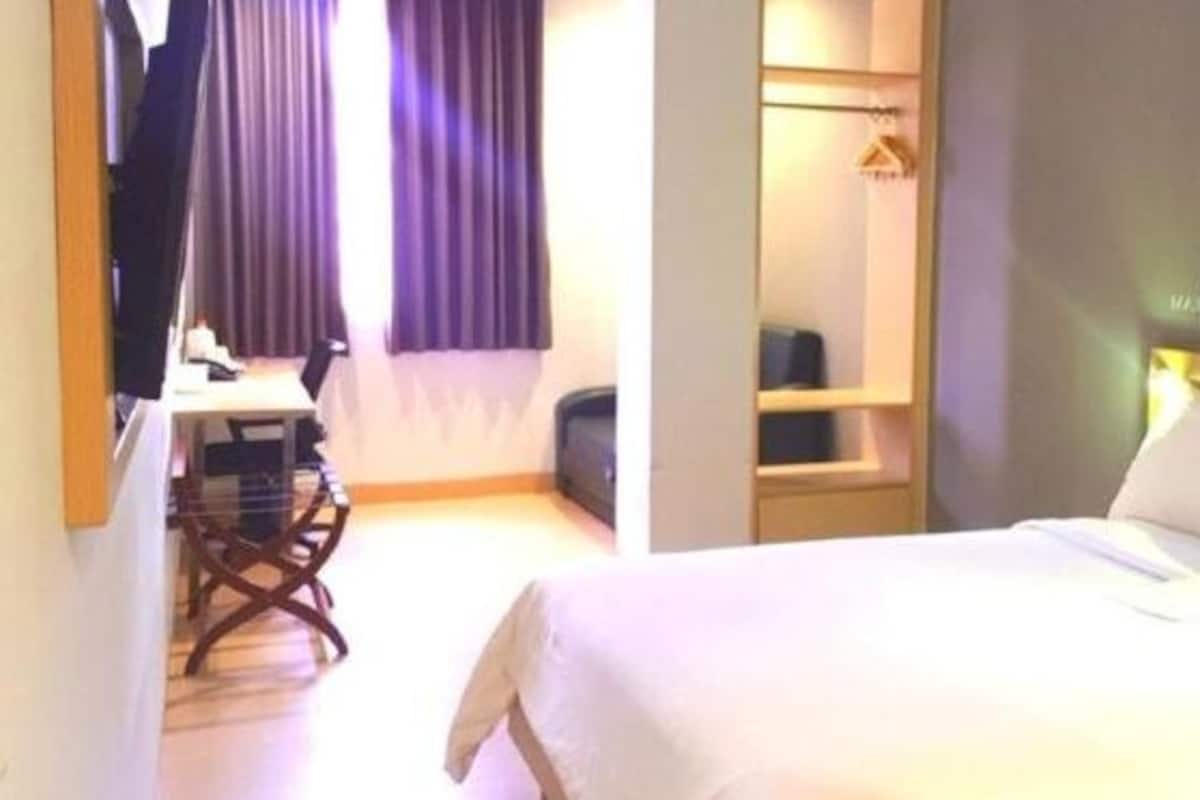 In-room safe, desk, bed sheets