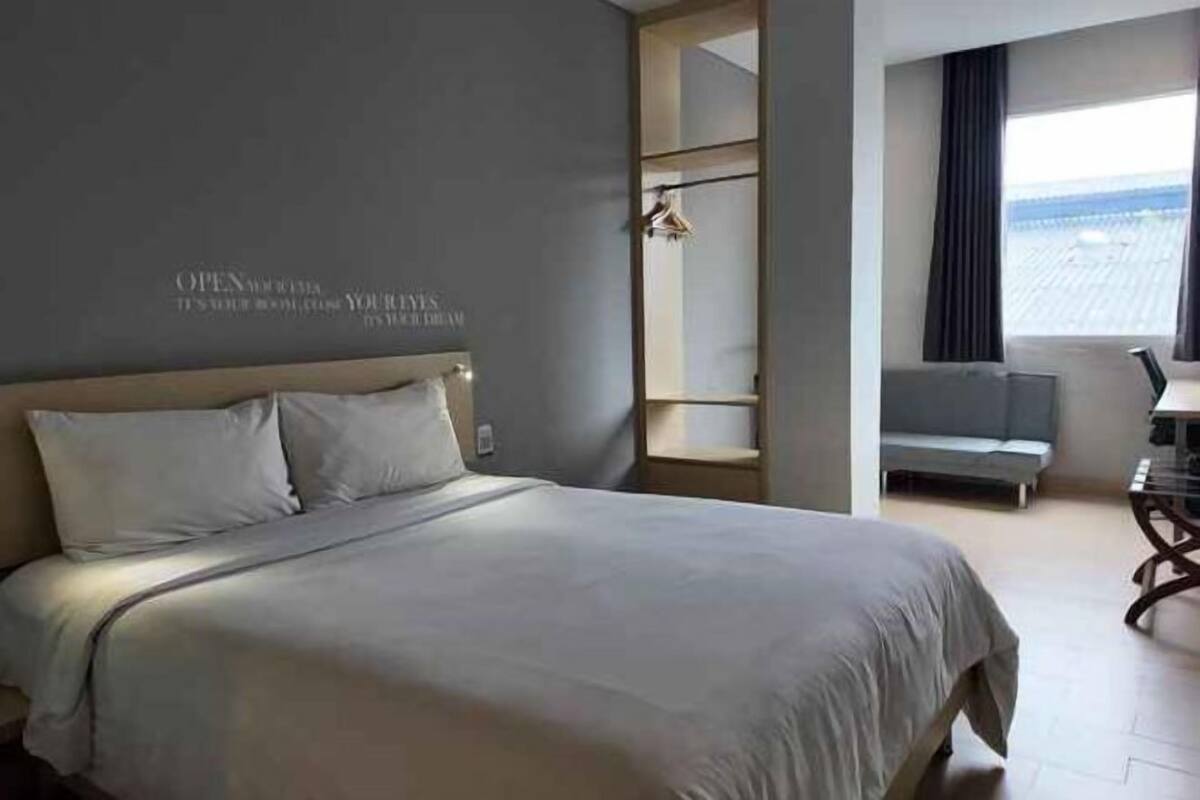 In-room safe, desk, bed sheets