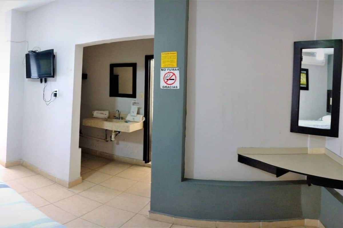 Cofres nos quartos, escrivaninha, Wi-Fi de cortesia, roupa de cama